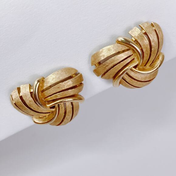 VTG Signed Crown Trifari Earrings Knot Ribbon Clip On 1950s Textured Gold Tone - Picture 4 of 10